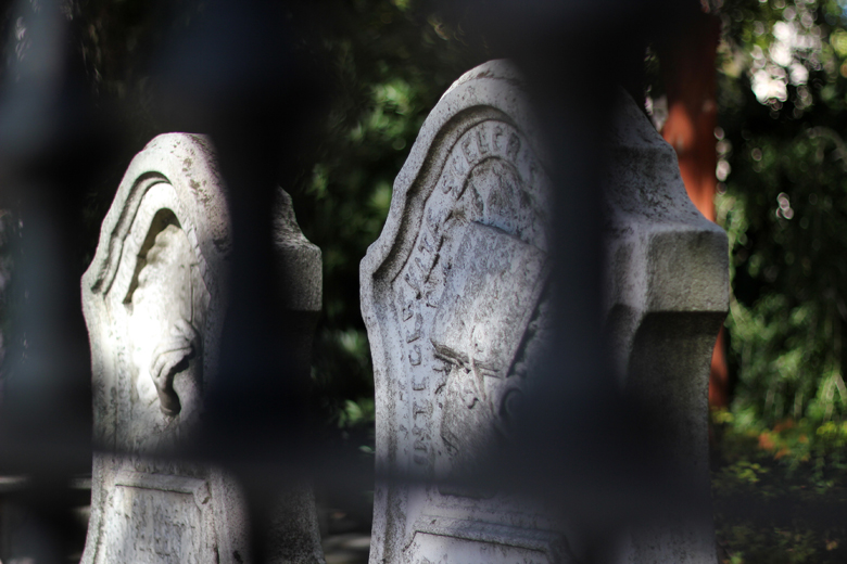 300 year old tombstones Charleston SC