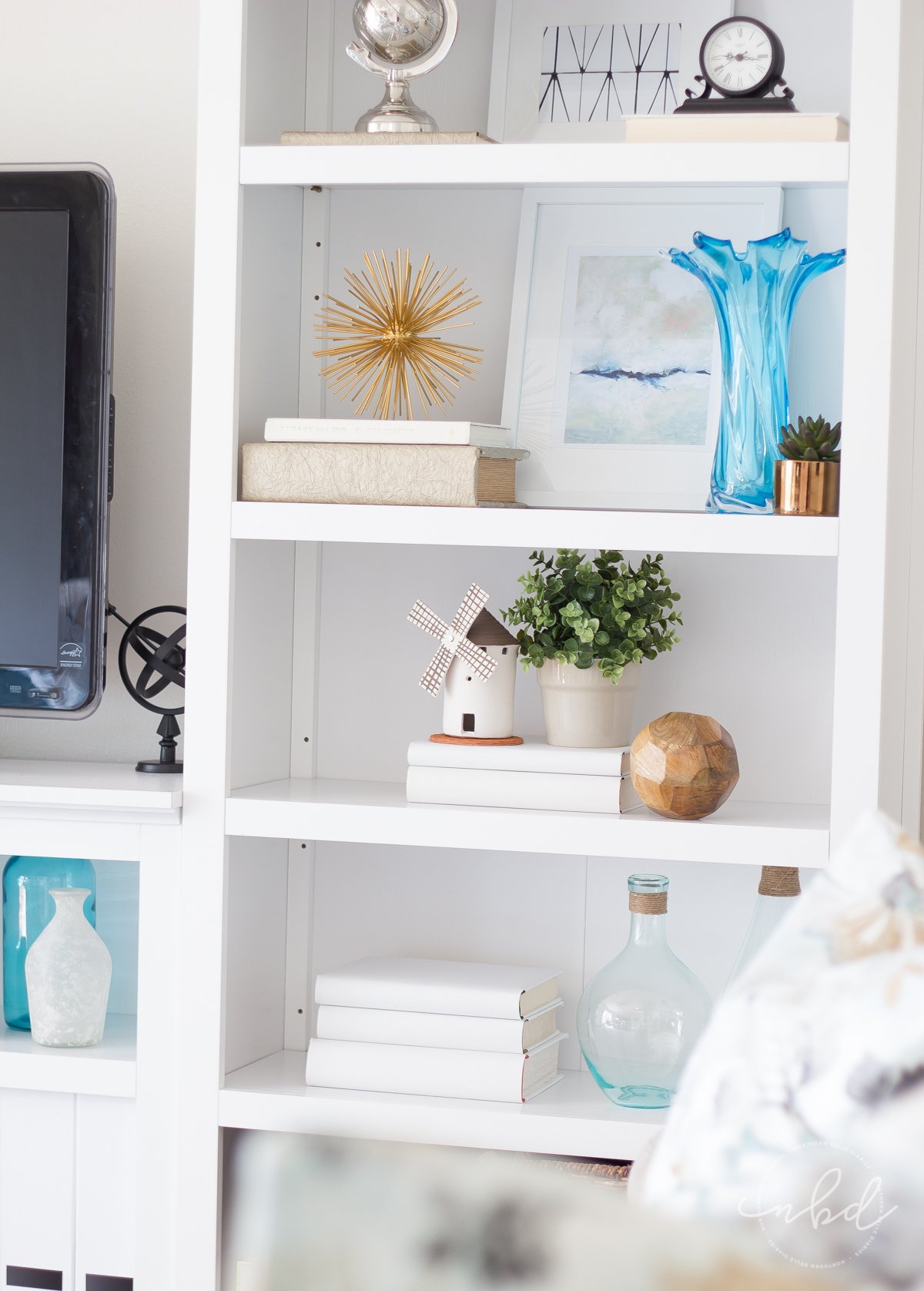 Have you ever stared at gorgeous bookshelves on Pinterest and wondered how to recreate the look in your own home? Here's the secret to styling bookshelves! #bookshelfstylingclass #decor