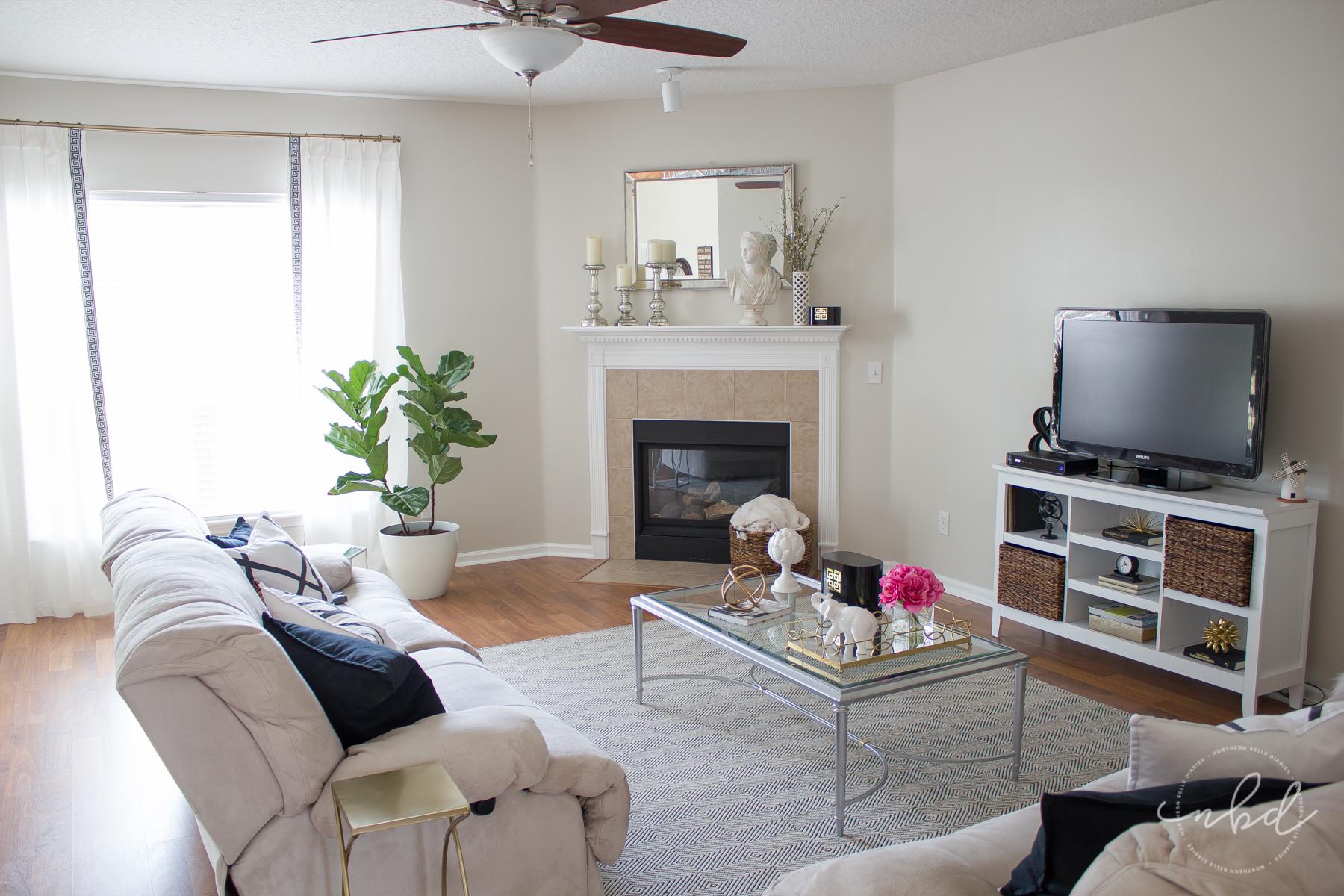 Have you ever stared at gorgeous bookshelves on Pinterest and wondered how to recreate the look in your own home? Here's the secret to styling bookshelves! #bookshelfstylingclass #decor