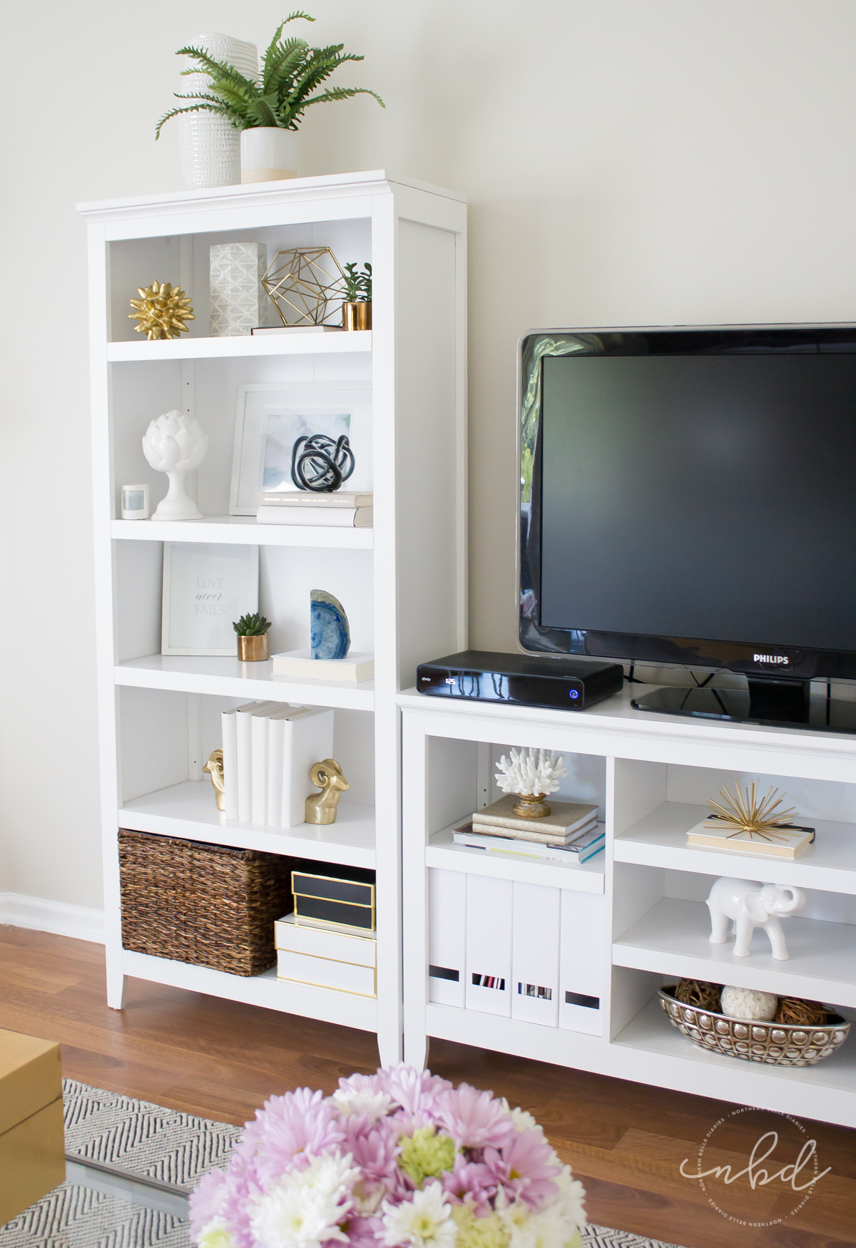 Have you ever stared at gorgeous bookshelves on Pinterest and wondered how to recreate the look in your own home? Here's the secret to styling bookshelves! #bookshelfstylingclass #decor