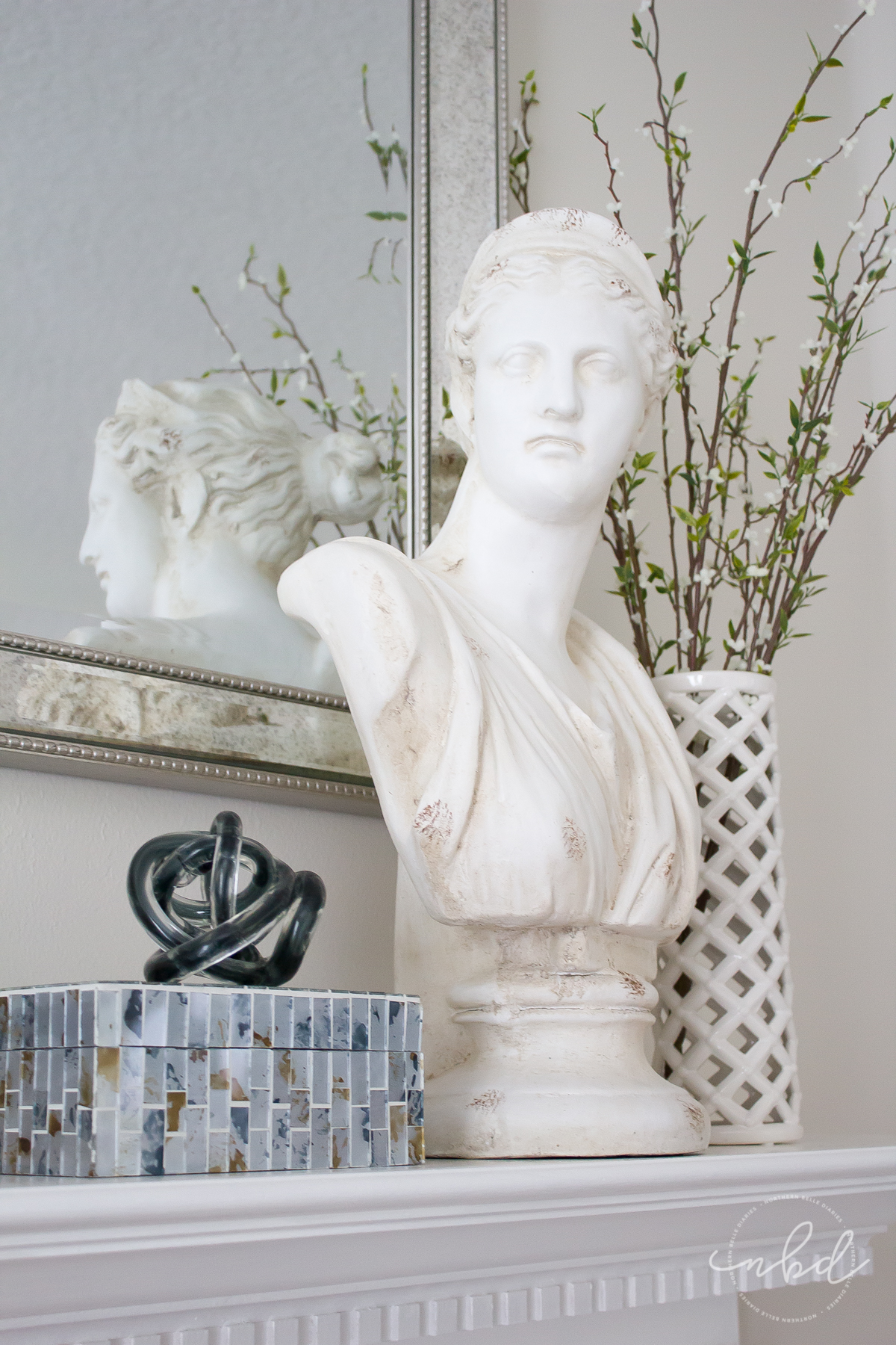 Have you ever stared at gorgeous bookshelves on Pinterest and wondered how to recreate the look in your own home? Here's the secret to styling bookshelves! #bookshelfstylingclass #decor